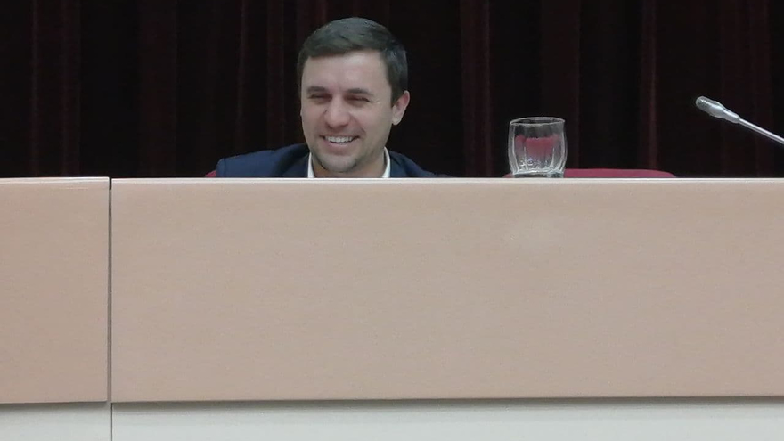 Скандал в Саратовской областной думе: оппозиционер захватил место в президиуме (видео)