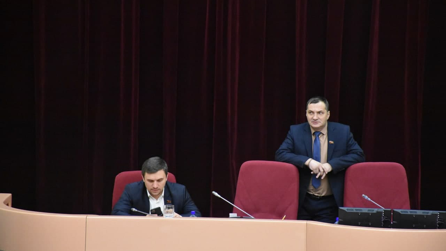 Скандал в Саратовской областной думе: оппозиционер захватил место в президиуме (видео)
