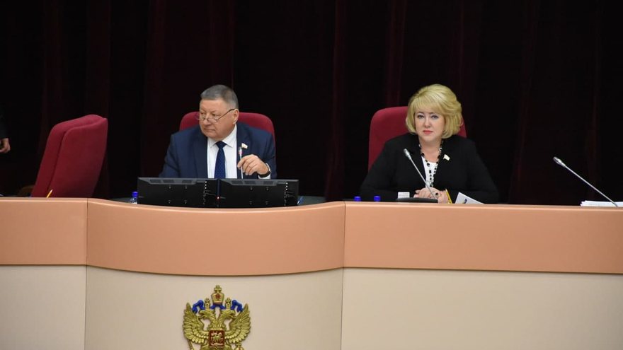 Скандал в Саратовской областной думе: оппозиционер захватил место в президиуме (видео)
