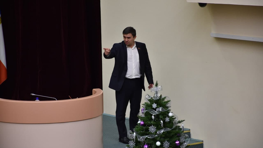 Скандал в Саратовской областной думе: оппозиционер захватил место в президиуме (видео)