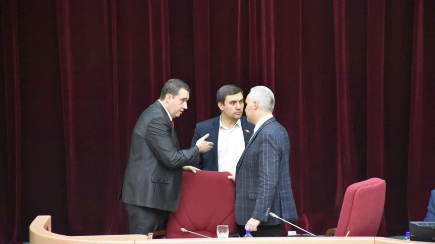 Скандал в Саратовской областной думе: оппозиционер захватил место в президиуме (видео)