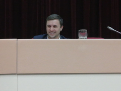 Скандал в Саратовской областной думе: оппозиционер захватил место в президиуме (видео)