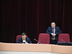 Скандал в Саратовской областной думе: оппозиционер захватил место в президиуме (видео)
