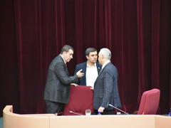 Скандал в Саратовской областной думе: оппозиционер захватил место в президиуме (видео)