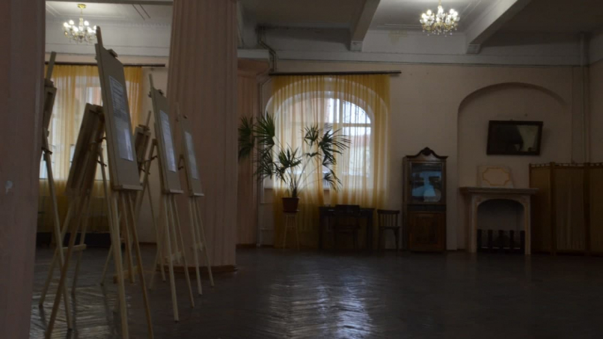 В Саратове 95-летие Дома работников искусств отметили в холодном помещении без крыши