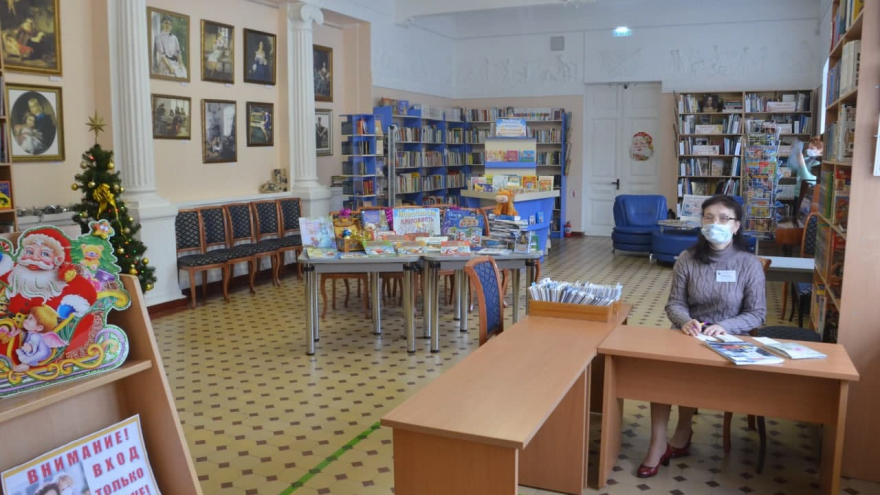 В Саратове 95-летие Дома работников искусств отметили в холодном помещении без крыши