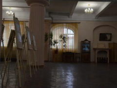 В Саратове 95-летие Дома работников искусств отметили в холодном помещении без крыши