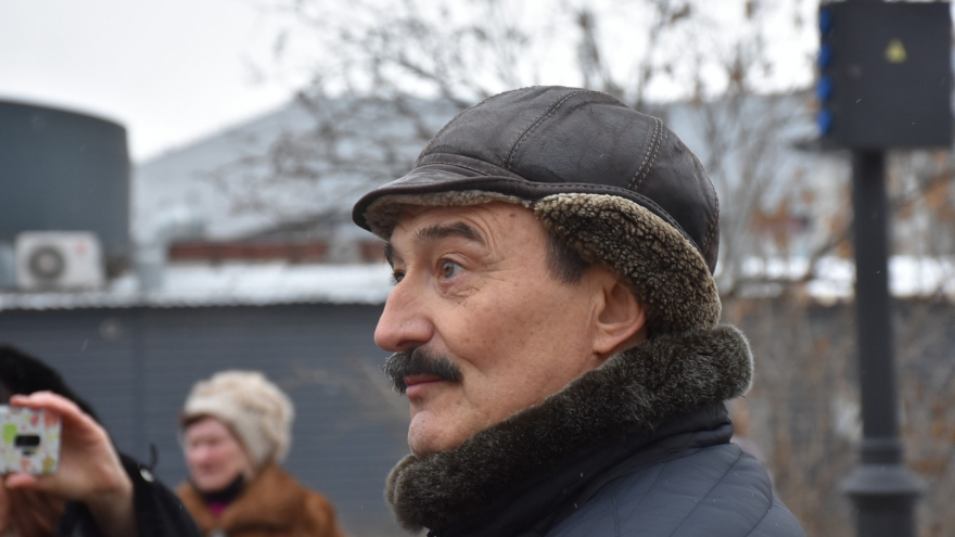 В центре города установили памятник основателям саратовского цирка. Камень под него заложили шесть лет назад