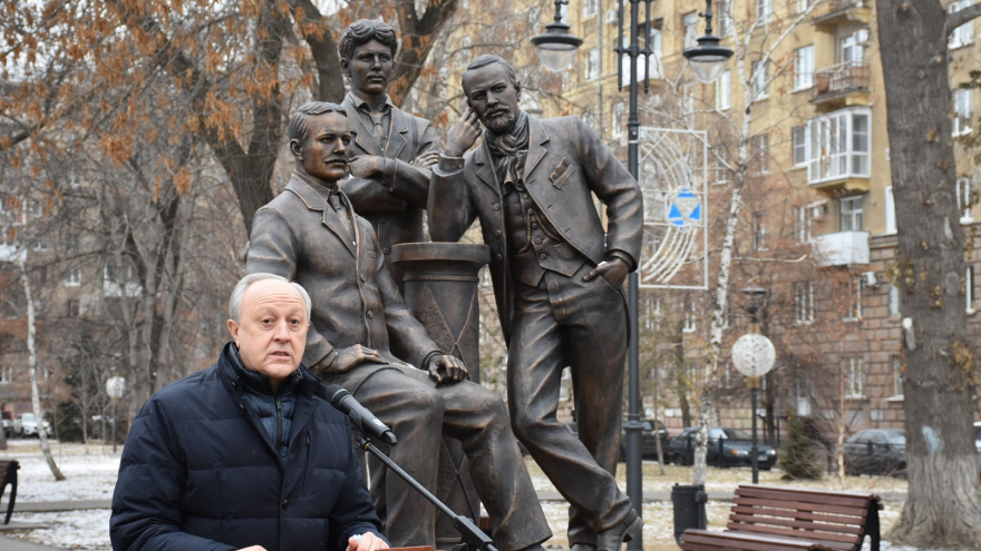В центре города установили памятник основателям саратовского цирка. Камень под него заложили шесть лет назад