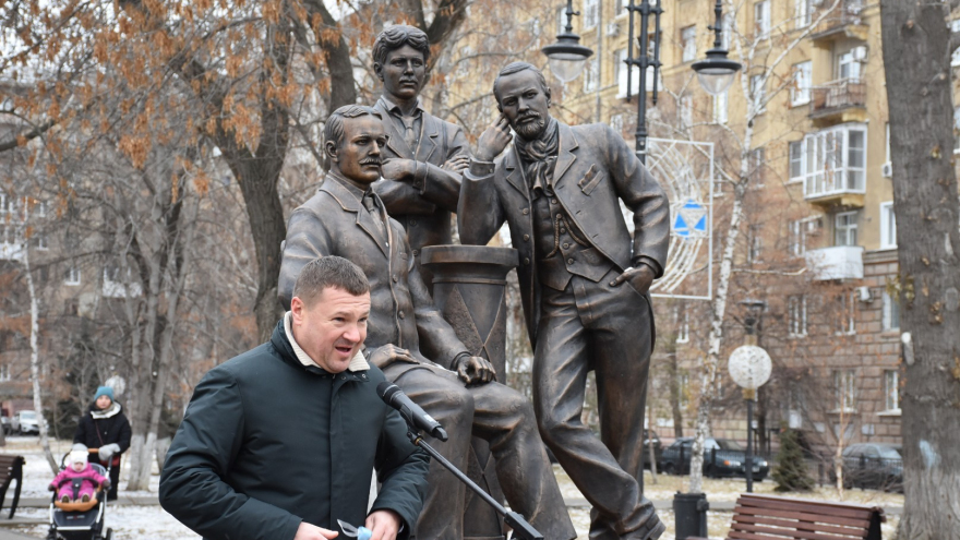 В центре города установили памятник основателям саратовского цирка. Камень под него заложили шесть лет назад