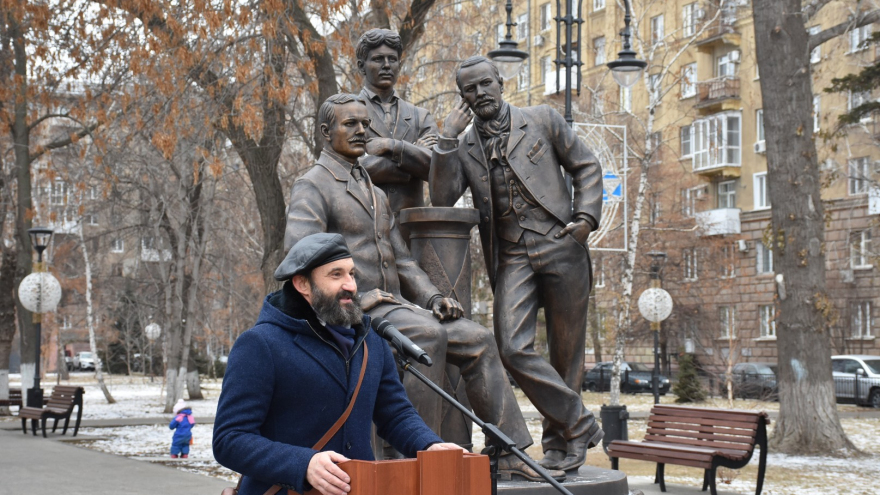 В центре города установили памятник основателям саратовского цирка. Камень под него заложили шесть лет назад