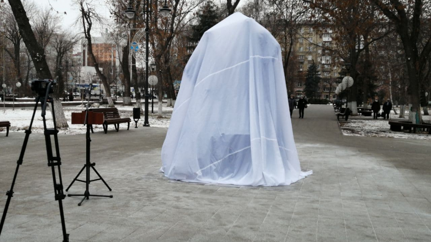 В центре города установили памятник основателям саратовского цирка. Камень под него заложили шесть лет назад