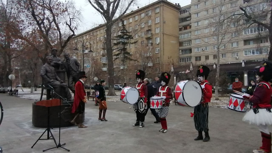 В центре города установили памятник основателям саратовского цирка. Камень под него заложили шесть лет назад
