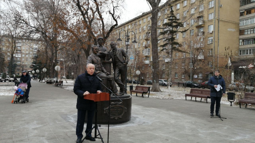 В центре города установили памятник основателям саратовского цирка. Камень под него заложили шесть лет назад
