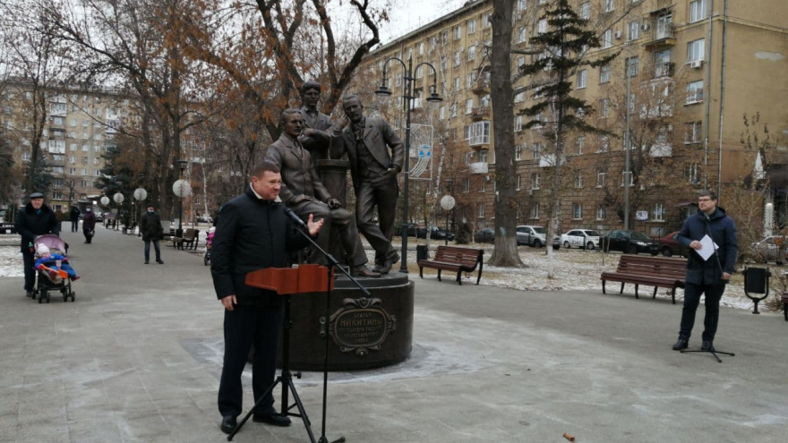 В центре города установили памятник основателям саратовского цирка. Камень под него заложили шесть лет назад
