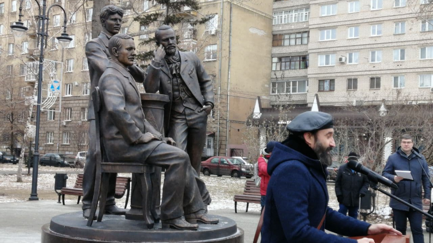 В центре города установили памятник основателям саратовского цирка. Камень под него заложили шесть лет назад