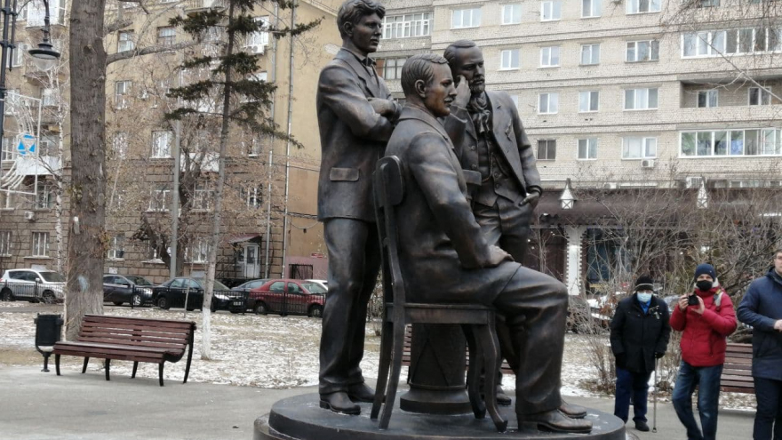 В центре города установили памятник основателям саратовского цирка. Камень под него заложили шесть лет назад