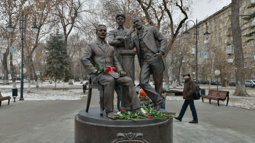 В центре города установили памятник основателям саратовского цирка. Камень под него заложили шесть лет назад