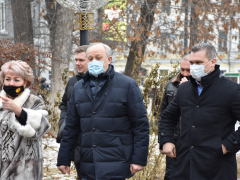 В центре города установили памятник основателям саратовского цирка. Камень под него заложили шесть лет назад