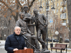 В центре города установили памятник основателям саратовского цирка. Камень под него заложили шесть лет назад