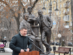 В центре города установили памятник основателям саратовского цирка. Камень под него заложили шесть лет назад