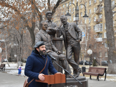 В центре города установили памятник основателям саратовского цирка. Камень под него заложили шесть лет назад