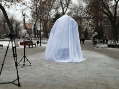 В центре города установили памятник основателям саратовского цирка. Камень под него заложили шесть лет назад