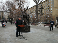 В центре города установили памятник основателям саратовского цирка. Камень под него заложили шесть лет назад