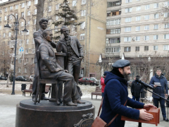 В центре города установили памятник основателям саратовского цирка. Камень под него заложили шесть лет назад