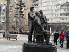 В центре города установили памятник основателям саратовского цирка. Камень под него заложили шесть лет назад