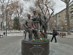 В центре города установили памятник основателям саратовского цирка. Камень под него заложили шесть лет назад