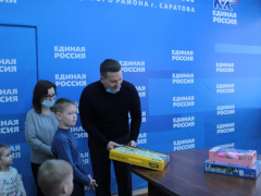 Елка желаний. Депутат Андрей Воробьев подарил детям новогодние подарки
