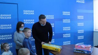 Елка желаний. Депутат Андрей Воробьев подарил детям новогодние подарки