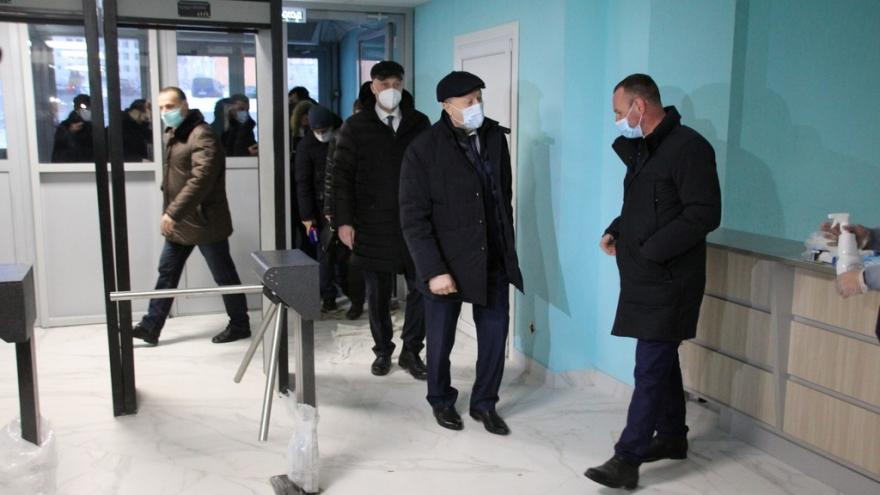 Как в лучших китайских залах!: губернатор оценил кожаные диваны во дворце водных видов спорта