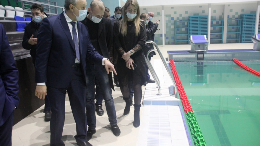 Как в лучших китайских залах!: губернатор оценил кожаные диваны во дворце водных видов спорта