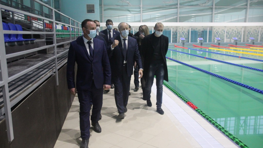 Как в лучших китайских залах!: губернатор оценил кожаные диваны во дворце водных видов спорта