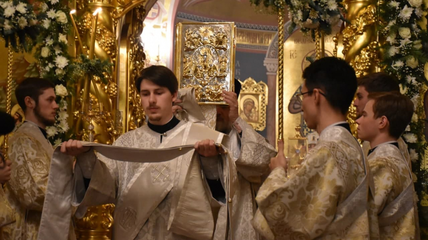 Рождественская служба и коронавирус: в саратовском храме прихожане игнорировали санитарные правила (фоторепортаж)