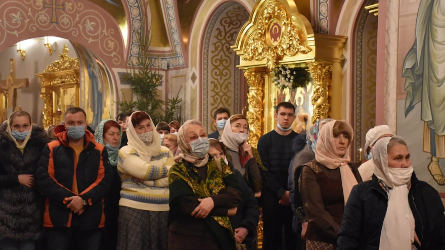 Рождественская служба и коронавирус: в саратовском храме прихожане игнорировали санитарные правила (фоторепортаж)