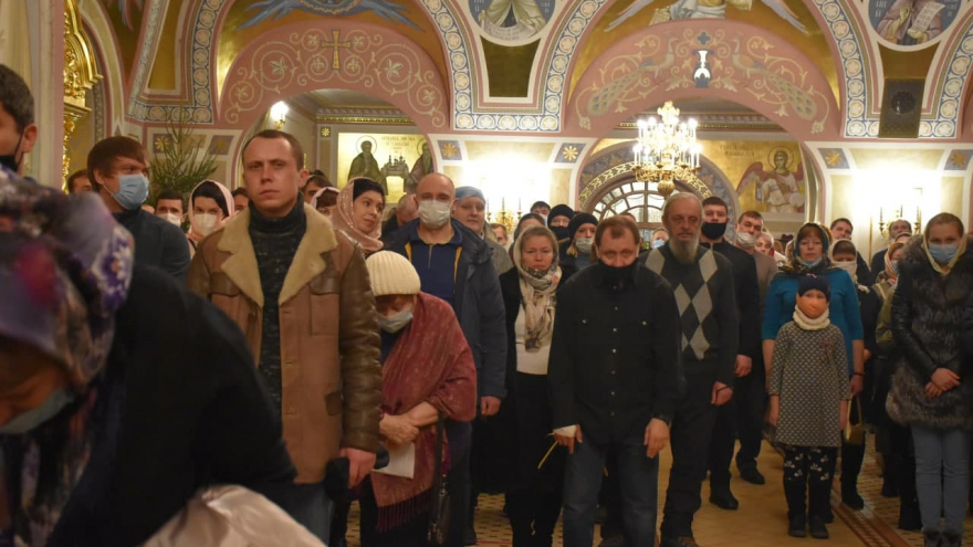 Рождественская служба и коронавирус: в саратовском храме прихожане игнорировали санитарные правила (фоторепортаж)