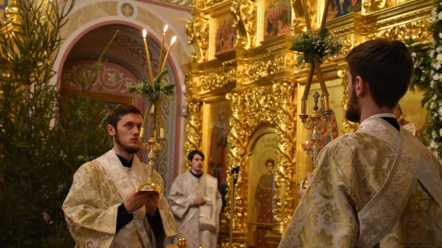 Рождественская служба и коронавирус: в саратовском храме прихожане игнорировали санитарные правила (фоторепортаж)
