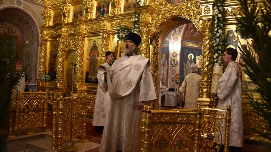 Рождественская служба и коронавирус: в саратовском храме прихожане игнорировали санитарные правила (фоторепортаж)