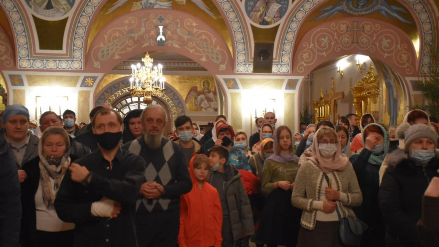 Рождественская служба и коронавирус: в саратовском храме прихожане игнорировали санитарные правила (фоторепортаж)