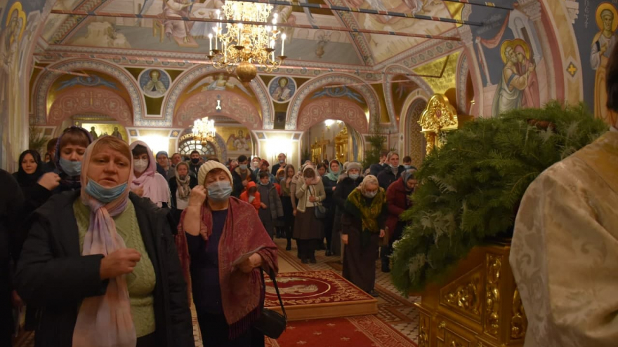Рождественская служба и коронавирус: в саратовском храме прихожане игнорировали санитарные правила (фоторепортаж)
