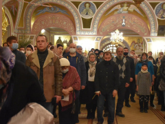 Рождественская служба и коронавирус: в саратовском храме прихожане игнорировали санитарные правила (фоторепортаж)