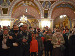 Рождественская служба и коронавирус: в саратовском храме прихожане игнорировали санитарные правила (фоторепортаж)