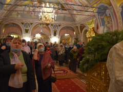 Рождественская служба и коронавирус: в саратовском храме прихожане игнорировали санитарные правила (фоторепортаж)