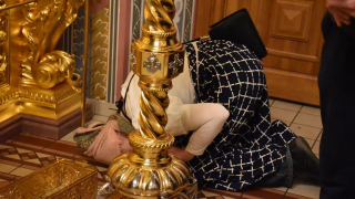 Рождественская служба и коронавирус: в саратовском храме прихожане игнорировали санитарные правила (фоторепортаж)