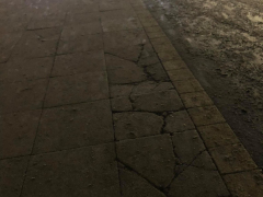 Пестрит поломанной плиткой: саратовец - о дефектах пешеходной зоны на Волжской