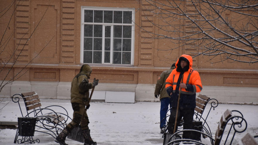 Зима снова подкралась незаметно: прокуроры раскритиковали власти Саратова за плохую уборку снега и внесли представление главе города