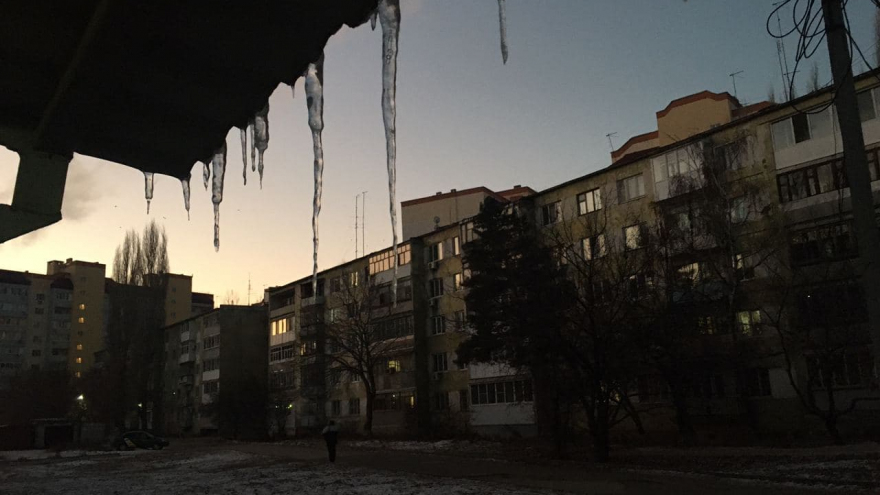 Источник: в Саратове на пешехода упала сосулька. Мужчина получил сотрясение мозга